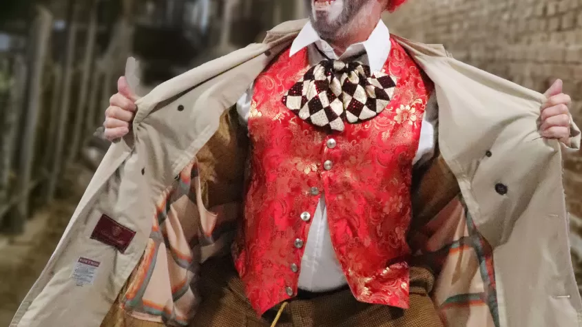 Clown Dusty shows his stuff in an alleyway